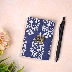 สมุดบันทึกกระดาษรีไซเคิลทำมือ Azure Leaf ขนาด 6x4 นิ้ว พร้อมกุญแจล็อค - Product Image 1