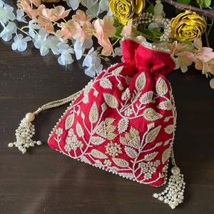 Pochette Potli en Velours Rouge Broderie Perles, Sac à Cordon Fait Main avec Poignée Perlée, Pochette de Mariage Ethnique pour Fête, Sac à Main de Mariée - Product Image 4