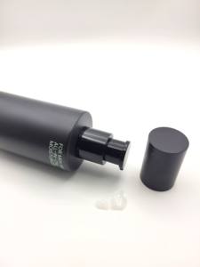 Un soin pour homme qui matifie les peaux grasses, hydrate 24 heures sur 24, affine les pores et répare les zones sujettes aux imperfections. - Product Image 3