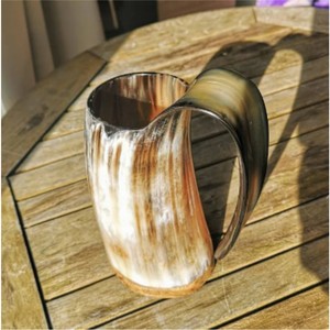 Vente en gros de mugs en corne naturelle, écologiques, fabriqués à la main, style médiéval viking, pour la bière, comme verres à boire, chopes à bière ou steins à bière - Product Image 3