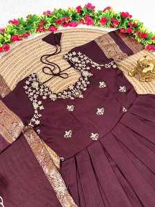 ชุดเดรส Anarkali ผ้าไหมผสมลายปักดอกไม้พรีเมียม แต่งขอบด้วยงานทอ Zari พร้อมชุด Voni เข้าชุด สำหรับงานเทศกาลสำหรับผู้หญิง - Product Image 6
