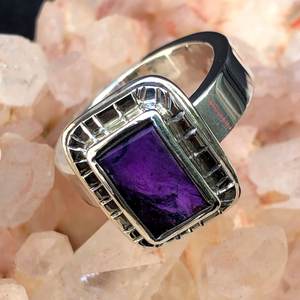 Anillo de Sugilita – Anillo Gótico de Filigrana con Gema Azul Brillante, Anillo de Plata Hecho a Mano, Regalo para Ella - Product Image 3