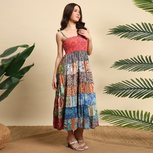 ชุดเดรสยาวสไตล์โบฮีเมียนทำมือจากผ้าไหมส่าหรีวินเทจหลากสีสันแบบอินเดียตกแต่งด้วยผ้าปะติดหลายชั้น - Product Image 2