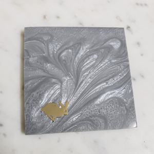 Jeu de sous-verres gris en résine pour chien OEM époxy de style géode avec logo personnalisé tapis et coussinets en métal vente de gros disponible - Product Image 2