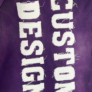 Conjunto Deportivo Personalizado de 2 Piezas con Parte Inferior Acampanada, Lavado Ácido, Estampado Puff, Bordado Desgastado y Parche de Chenille - Product Image 4