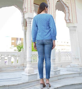 เสื้อท่อนบนทรงปกติสำหรับผู้หญิง สีฟ้า ผ้าเรยอน พิมพ์ลายเรขาคณิต แขนพอง คอวี ออกแบบมาเพื่อการสวมใส่ลำลองทุกวันในทั่วโลก - Product Image 2