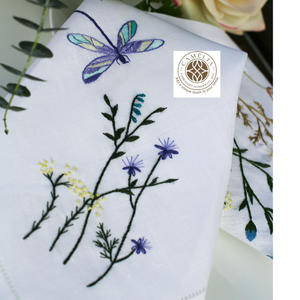 Elegante libélula con flores moradas bordadas en servilletas de lino, que añaden un toque botánico ligero a los momentos de comedor acogedores. - Product Image 1