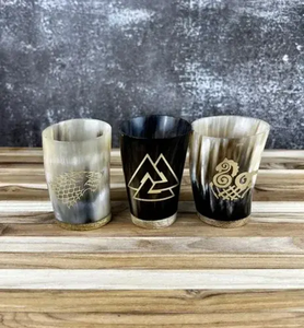 Tasse en corne de buffle artisanale de haute qualité, durable et moderne, couleur naturelle et surface brillante, portable pour boire du hydromel - Product Image 5