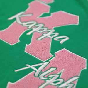 เสื้อสเวตเชิ้ตสีเขียว AKA ปักลายเชนิลสีชมพู ลายกรีก สำหรับสตรี ทรงคอกลม สวมใส่สบาย ดีไซน์ทันสมัย พรีเมียม - Product Image 4