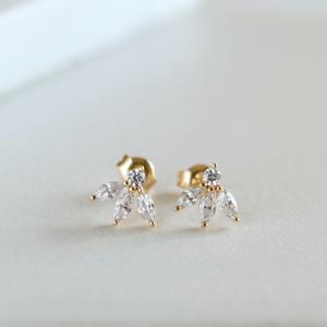 Pendientes de botón de oro rosa macizo de 14K con diamantes cultivados en laboratorio, diseño de mariposa, corte marquesa, triple racimo, para cartílago/concha, joyería para fiesta de compromiso - Product Image 2