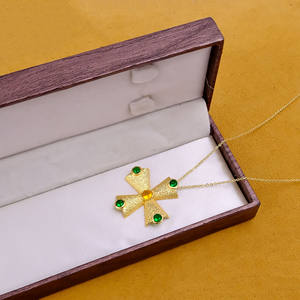 Collier plaqué or avec double pierre précieuse émeraude et citrine - Pendentif croix texturé délicat et réglable - Product Image 4