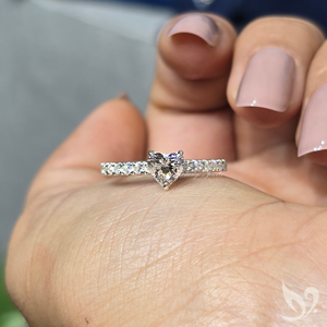 Anillo de Diamante Cultivado en Laboratorio con Corte Corazón de 0.50CT, Certificado por IGI, Oro Sólido de 10K, Halo Oculto, Anillo de Compromiso - Product Image 5