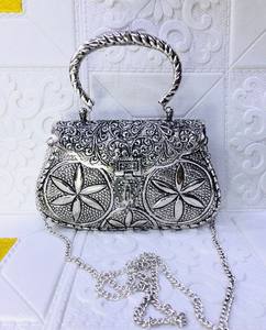 Bolso de mano de latón para mujer, para noche o boda, con correa individual, cierre de solapa, forro de seda, duradero, plegable, portátil, 1-1.9L - Product Image 1