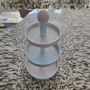 Support à gâteau noir mat à trois niveaux avec étagères circulaires graduées, un pilier de support central et une poignée supérieure - Product Image 4