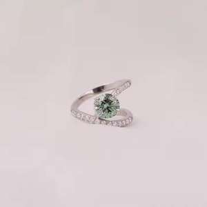 Anillo de compromiso de plata de ley 925 con circonita verde de corte brillante de 1.50 CT, diseño moderno con pavé y banda de boda cruzada, regalo. - Product Image 1