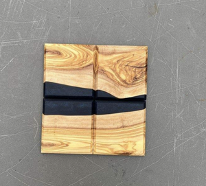 Presse-papiers sculpté en résine de bois artificielle fait main et personnalisé, avec technique de moulage et incrustation en époxy noir, pour la décoration intérieure - Product Image 1