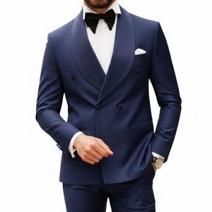Costume de smoking homme croisé blanc ivoire à revers pointus, style épuré et minimaliste, pour tenue de soirée formelle et mariage - Product Image 4