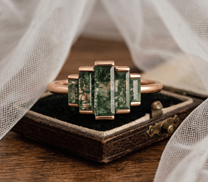 Anillo de Compromiso y Matrimonio de Moda en Plata de Ley 925, Chapado en Oro, con Corte Esmeralda, Inspirado en lo Vintage, con Moissanita - Product Image 3