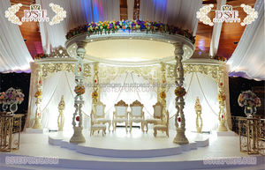 Mandap de Madera Diseñado por Mayur para Bodas Gujarati, Decoración de Bodas Indias, Mandap Tallado con Pavo Real, Mandap Tradicional para Bodas en Canadá - Product Image 4