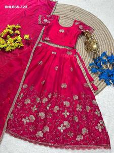 Magnifique ensemble de lehenga, blouse et dupatta en soie Sindhore aux couleurs éclatantes, avec broderies, pour enfants - Fournisseur d'Inde - Product Image 6