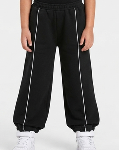 Conjunto Deportivo para Niñas, Sudadera con Capucha Extra Grande y Pantalones Deportivos en Color Negro con Líneas en Contraste, en Algodón Suave, Fabricante OEM - Product Image 4