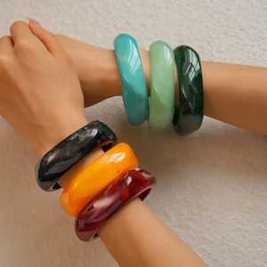 กำไลข้อมือเรซิ่นโพลีเอสเตอร์โปร่งแสงปรับแต่งได้ ลายหินอ่อนหลากสี เรียบหรู สไตล์วินเทจ ของขวัญสำหรับทุกเพศ - Product Image 3