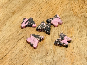 Pendentif Papillon en Rhodonite Naturelle Polie, Pierre Précieuse Rose, Breloque Papillon en Cristal pour la Fabrication de Bijoux en Gros - Product Image 4