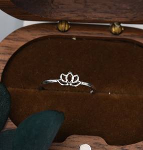 Anillo de Plata de Ley con Flor de Loto Pequeña, Talla Ajustable, Anillo Delicado con Flor de Loto - Product Image 4