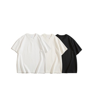 Camiseta de algodón de 240 g de alto gramaje con cuello alto de punto, corte regular, color personalizado, hombros caídos, estilo urbano. - Product Image 6