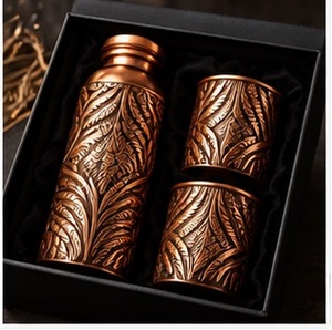 Auténtico Juego de Botella y Vasos de Cobre Forjado a Mano, Caja de Regalo Portátil para Regalos Empresariales - Product Image 2