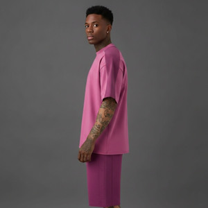 Ensemble t-shirt et short rose pour homme, col rond, avec logo personnalisé imprimé sur le devant, style streetwear, vêtements d'été, tissu tricoté respirant - Product Image 6