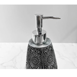Juego de Baño de Metal Negro con Diseño Grabado en Plata, Ideal para el Baño, Decoración del Hogar, Tocador o Baño de Invitados, de la India - Product Image 5