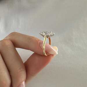 Bague solitaire en diamant taille marquise de 2 carats, sertie en bas, avec griffes en platine bicolore, certifiée IGI - Product Image 3
