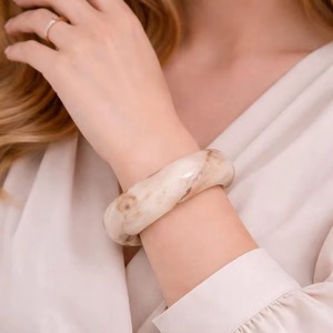 Ensemble de bracelets en résine faits à la main, multicolores, bijoux fantaisie, technique de moulage, bracelets tendance pour femmes, artisanat - Product Image 1