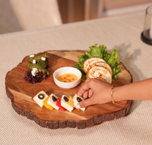 Plato Redondo de Madera para Servir con Borde de Corte Natural, Reutilizable, No Tóxico y Sostenible para Queso, Frutas y Aperitivos - Product Image 1