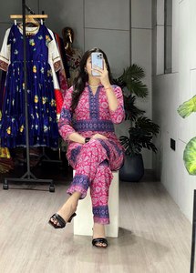 Ensemble coordonné imprimé pour femmes, design de créateurs |   Ensemble haut et bas décontracté en rayonne - Product Image 3