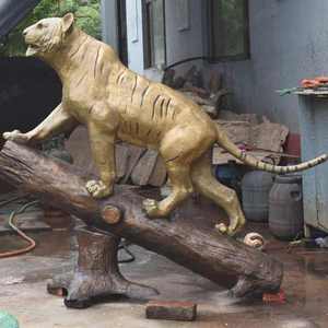 Tradebyd Artistic Metal Casting Sculpture Pièce décorative unique faite à la main pour les intérieurs - Product Image 1