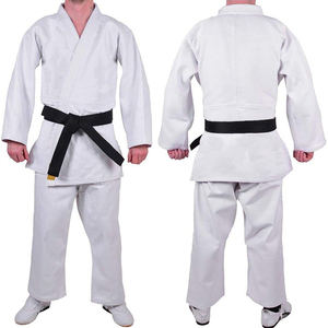Uniforme de judo avancé conçu pour les arts martiaux, avec une structure en tissu robuste qui soutient les projections, le grappling et les séances d'entraînement fréquentes. - Product Image 1