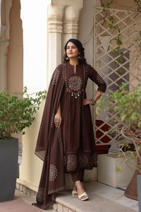 Conjunto de traje Anarkali de algodón marrón moca de lujo de 60x60 con estampado Bandhani, pantalones Kurta adornados y Dupatta - Product Image 3