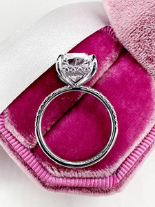 Bague de luxe Krishnavii 5 carats en or blanc 18 carats avec diamant de laboratoire taille coussin allongé et halo caché pour soirée - Product Image 5