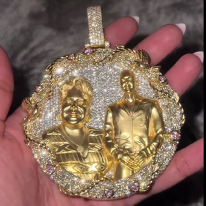AMBER JEWELS T-284 Pendentif Portrait d'Amoureux en Alliage de Zinc Plaqué Or 14K avec Incrustation de Strass en Cristal de Laboratoire Style Hip Hop IGI - Product Image 1