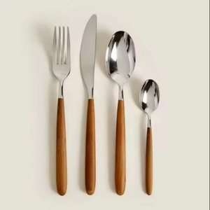 Ensemble de couverts en métal avec manches en bois de noyer, design vintage de luxe léger, pour usage domestique, comprend couteaux à steak, fourchettes et cuillères à dessert - Product Image 4
