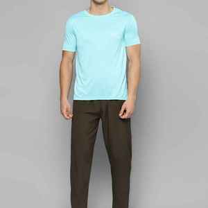 T-shirt à manches courtes pour homme, bleu clair, col rond, coupe classique, jersey en coton uni, vêtement décontracté, logo sur la manche gauche - Product Image 3