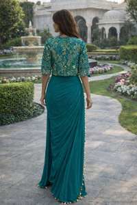 Sari en crêpe de soie élégant avec bordure en dentelle, chemisier et koti ornés de sequins |   Vêtements de fête et de réception - Product Image 3