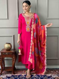 ชุดคุर्ตาปักลายสีชมพูสำหรับผู้หญิง ทรงตรง ใส่ในงานเทศกาล พร้อมผ้าคลุมไหล่พิมพ์ลาย ชุดสูทสำหรับโอกาสพิเศษสไตล์ชาติพันธุ์ - Product Image 1