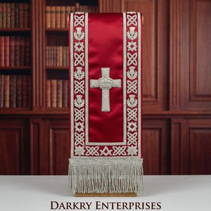 Couverture d'autel maçonnique brodée à la main en fil de soie, bannière personnalisée en velours bordeaux avec croix dorée et bordure en feuilles de laurier - Product Image 2