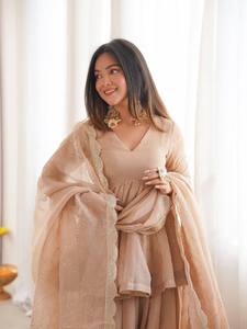 Ensemble élégant beige Kurti Sharara avec dupatta – Tenue de soirée ethnique minimaliste pour femme - Product Image 6
