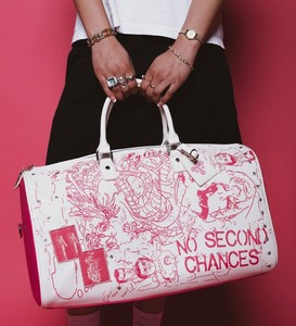 Sac de voyage en cuir premium rose style graffiti, grande capacité, design élégant et fabrication en gros - Product Image 3