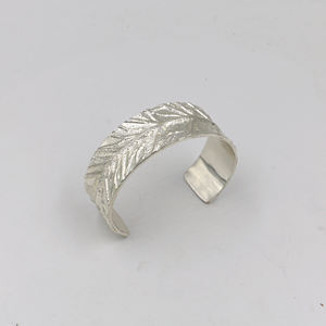 Bracelet manchette en laiton argenté fait main avec plume - Jonc ouvert gravé motif feuille style bohème - Cadeau ajustable inspiré de la nature pour elle - Product Image 3