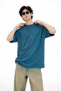 เสื้อยืดคอกลมแขนสั้นทรงปกติสำหรับผู้ชาย สีพื้น ย้อมสีแบบ Garment Dyed เนื้อผ้าเจอร์ซีย์คอตตอน 220 กรัม ระบายอากาศได้ดี สกรีนโลโก้ด้านหน้า สไตล์ลำลอง - Product Image 4
